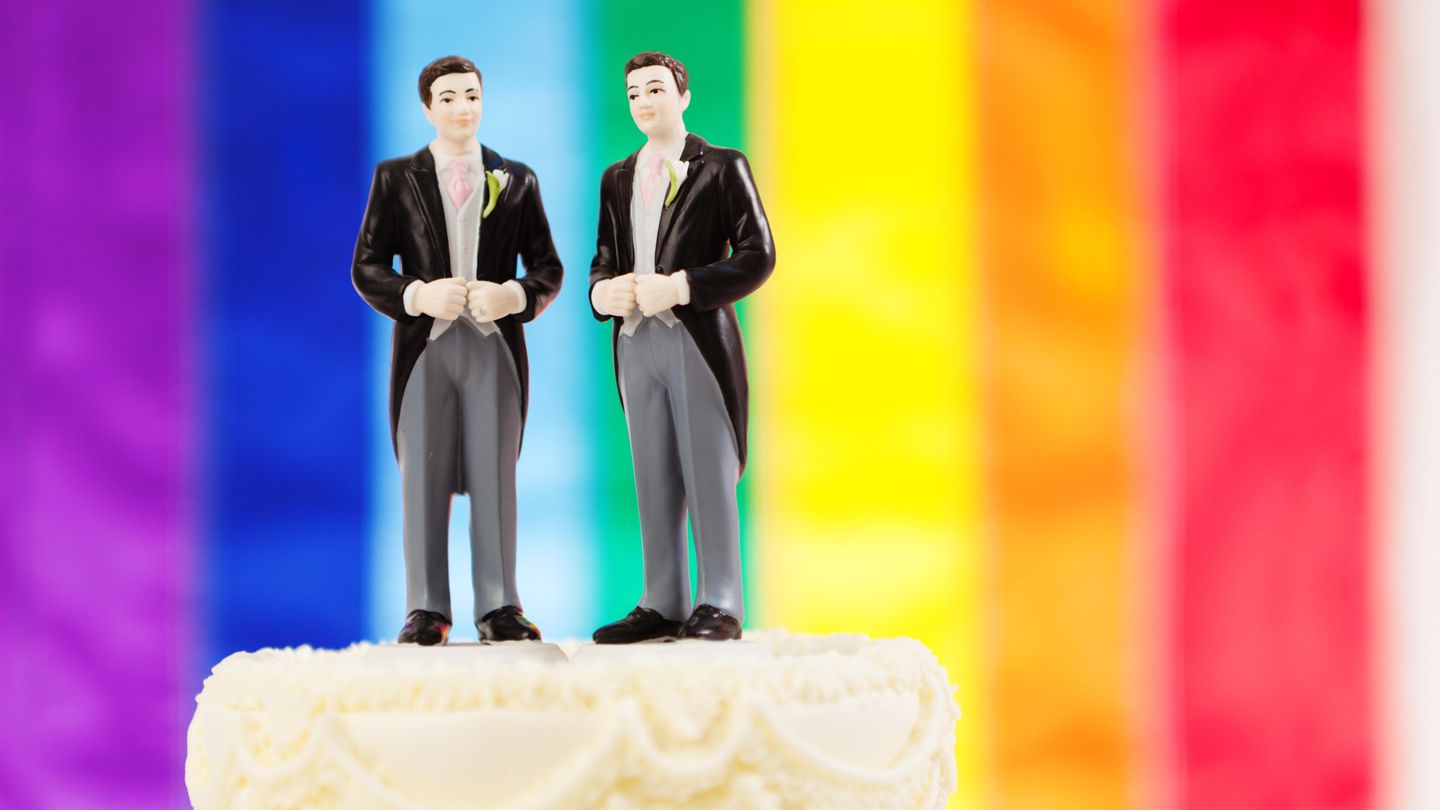 Zwei Männer auf einer Hochzeitstorte