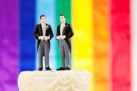 Zwei Männer auf einer Hochzeitstorte