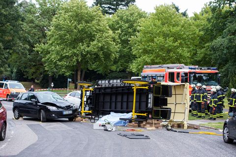 Einsatzkräfte der Hamburger Feuerwehr sichern nach einem Unfall mit einer Pferdekutsche auf dem Friedhof Ohlsdorf den Unfallort