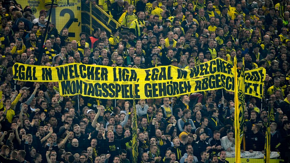 BVB-Fans protestieren mit einem Banner gegen Montagsspiele BVB-Fans protestieren mit einem Banner gegen Montagsspiele