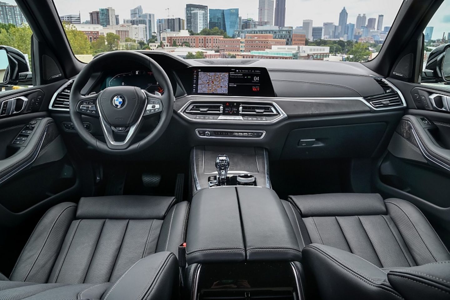 Neuer BMW X5 gewaltiger Auftritt trifft verspielten Innenraum mit