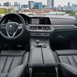 BMW-Cockpit mit breiter Mittelkonsole