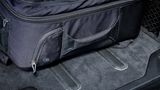 Die sogenannten Anti-Slip-Schienen helfen bei der Fixierung des Gepäcks