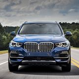 Der BMW X5 steht satt da