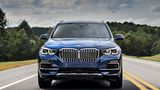 Der BMW X5 steht satt da