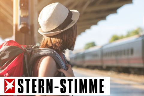 Ein Mädchen wartet auf den Zug