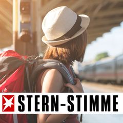 Ein Mädchen wartet auf den Zug