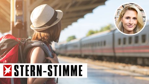 Ein Mädchen wartet auf den Zug