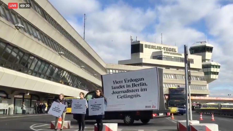 Plakat für Erdogan am Flughafen Berlin-Tegel
