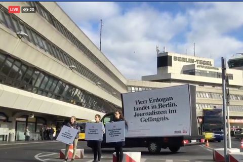 Plakat für Erdogan am Flughafen Berlin-Tegel