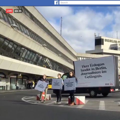 Plakat für Erdogan am Flughafen Berlin-Tegel
