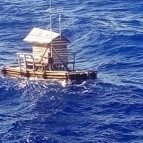 Indonesien: Schiffbrüchiger Adilang auf seinem Holzfloß