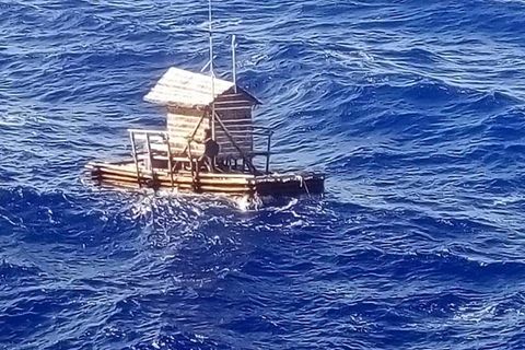 Indonesien: Schiffbrüchiger Adilang auf seinem Holzfloß
