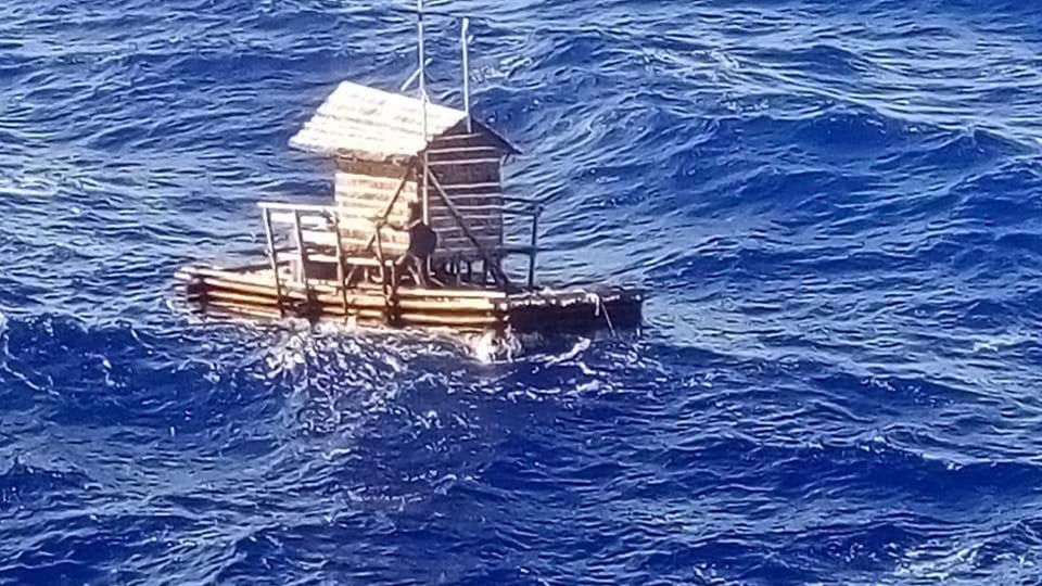 Indonesien: Schiffbrüchiger Adilang auf seinem Holzfloß