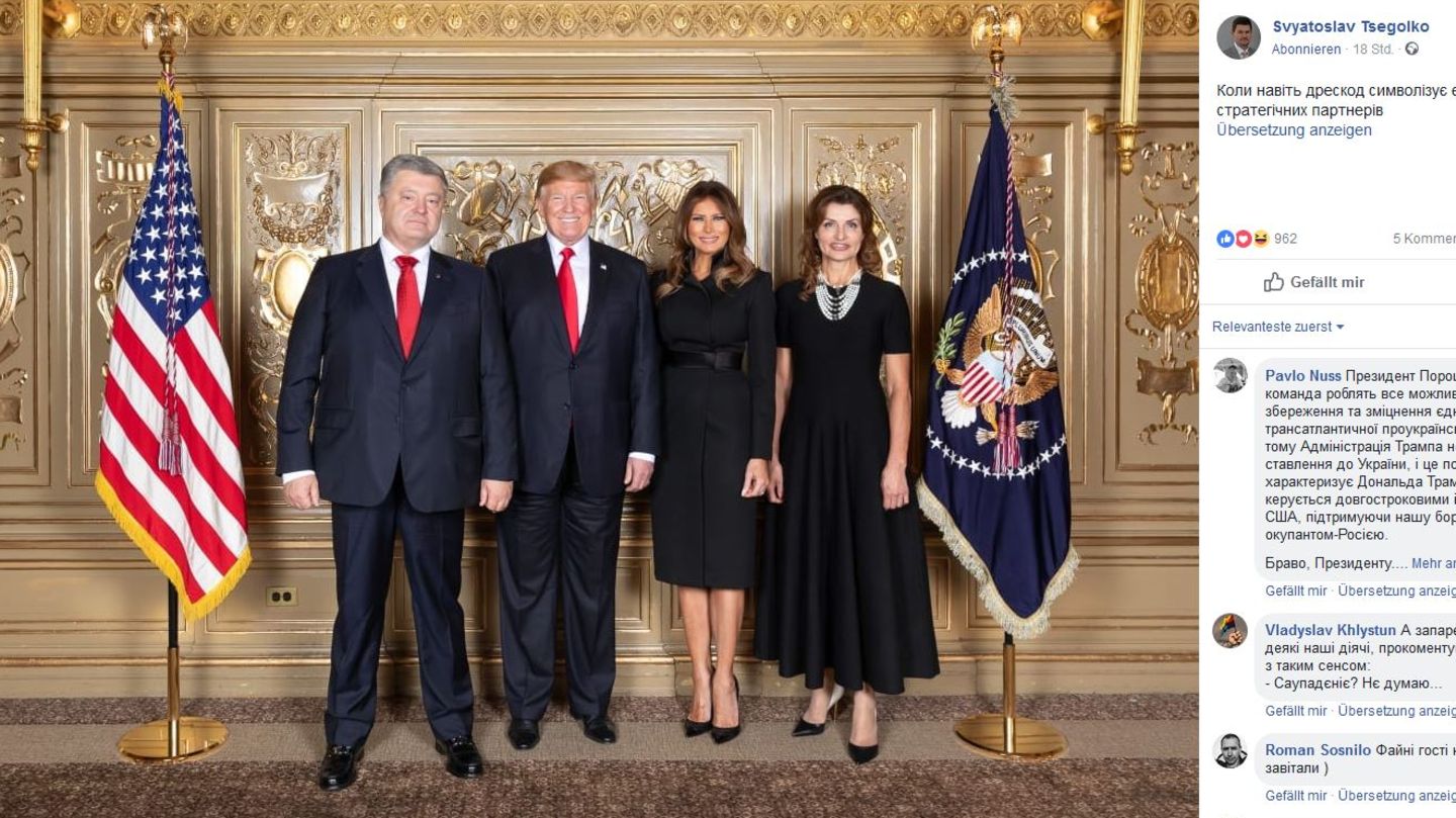 Petro Poroschenko, Donald Trump und ihre Ehefrauen posieren für ein Foto