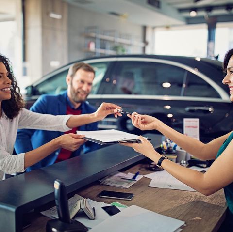 Vertragswerkstätten sind schon im Stundensatz teurer. Sie sind auch keine Garantie für beste Qualität, wie zahlreiche Tests beweisen.  Aber eines sollten Sie nicht vergessen: Auf Kulanz-Leistungen, die über die Pflichten aus Garantie und Gewährleistungen hinausgehen, können Sie nur hoffen, wenn Sie immer in einer Vertragswerkstatt arbeiten lassen.