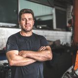 Gute kleine Werkstätten sind fast immer gut gebucht. Es ist also ganz normal, wenn der Meister gequält stöhnt, wenn sie als Neukunde mit einem Notfall schnell drankommen wollen. In extremen Fällen werden Sie nur mit persönlicher Empfehlung eines Kunden akzeptiert. Umgekehrt gilt. In einer Werkstatt, in der nichts los ist, stimmt auch etwas nicht