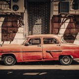 Lohnt es sich noch? Diese Frage müssen Sie selbst beantworten. Es gibt immer einer Zone, in der es keinen pauschalen Rat gibt. Angenommen, Ihr Auto ist noch etwa 5000 Euro wert. Jetzt steht eine Reparatur für 1200 Euro an. Was tun? Nicht reparieren und den kaputten Wagen für einen Spottpreis abgeben? Das lohnt sich nicht. Aber auch wenn Sie 1200 Euro in den Wagen stecken, sollten Sie sich nicht einreden, das wäre eine Investition. Sie haben keine Garantie, dass nicht die nächste Panne folgt.  Tipp: Lassen Sie den Wagen rundum checken. Dann sind Sie vor Überraschungen nicht sicher, wissen aber, was an Kosten demnächst auf Sie zukommt. Beispiel: Neben der kaputten Kupplung kommt heraus, dass die Bremsen – Beläge plus Scheiben – demnächst erneuert werden müssen und dass die Lenkung verdächtig viel Spiel hat.