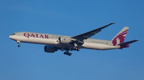 Eine Maschine vom Typ  Boeing 777-200 von Qatar Airways