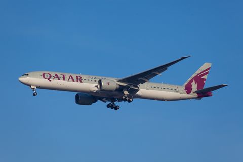 Eine Maschine vom Typ  Boeing 777-200 von Qatar Airways