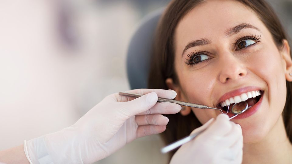 Eine Frau beim Zahnarzt