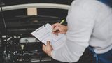 Auf der Rechnung finden sich keine neuen und unbekannten Posten. Es kann immer etwas Unvorhergesehenes während der arbeiten auftauchen. Aber wenn es sich nicht um Bagatellen handelt, ruft die Werkstatt Sie an und bespricht die Mehrkosten. Achten Sie aber auch darauf, dass Sie erreichbar sind, wenn Ihr Fahrzeug auf der Hebebühne steht.
