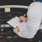 Auf der Rechnung finden sich keine neuen und unbekannten Posten. Es kann immer etwas Unvorhergesehenes während der arbeiten auftauchen. Aber wenn es sich nicht um Bagatellen handelt, ruft die Werkstatt Sie an und bespricht die Mehrkosten. Achten Sie aber auch darauf, dass Sie erreichbar sind, wenn Ihr Fahrzeug auf der Hebebühne steht.