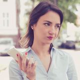 Verzögern sich die Arbeiten, weil ein Ersatzteil nicht geliefert wurde, wird Sie eine gute Werkstatt Sie darüber informieren, sobald Sie von dem Malheur erfährt und nicht erst dann, wenn Sie anrufen, um das Auto abzuholen oder gar schon auf dem Hof stehen.