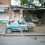 Eine gute Werkstatt muss nicht wie geleckt aussehen, aber wenn alles chaotisch herumliegt, wird vermutlich auch nicht ordentlich gearbeitet. Hinweis: Die Fliesen müssen nicht frisch poliert sein, aber Werkzeug und Ersatzteile müssen sauber sein und sortiert bereitlegen. Für die Arbeitsweise "kreatives Chaos" sind moderne Autos zu komplex.