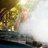 Machen Sie nicht andere für eigene Versäumnisse verantwortlich. Wenn Sie am notwendigen Unterhalt geizen, einen Service wie den Wechsel des Motoröls aussetzen, den teuren Wechsel des Zahnriemens verdrängen und beunruhigende Geräusche nicht wahrhaben wollen, sind Sie und nicht die Werkstatt schuld, wenn aus kleinen Problemen große und teure Schäden werden