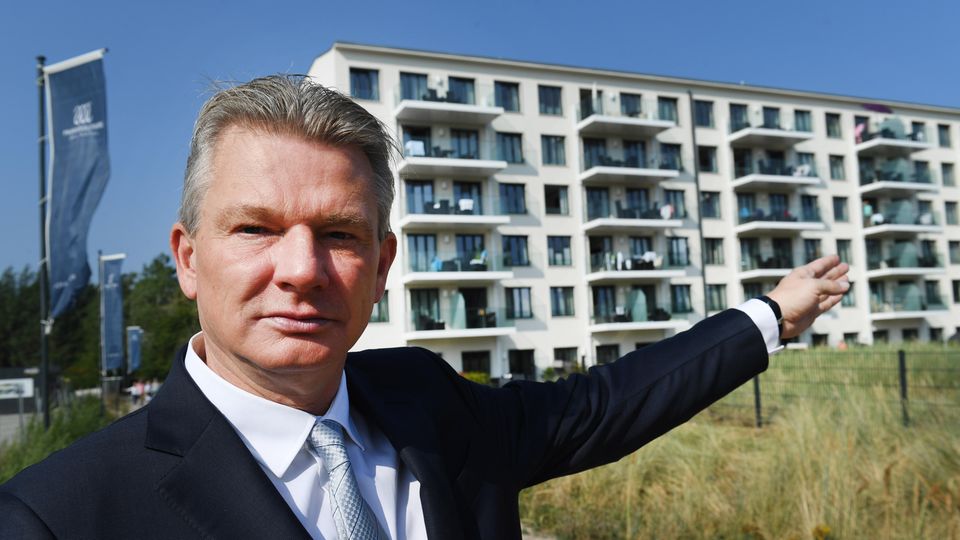 KdF-Seebad an der Ostsee: Sein Vater sang linke Lieder, er setzt auf das Geschäft mit Immobilien: Ulrich Busch, der Sohn des Arbeiter-Sängers Ernst Busch Sein Vater sang linke Lieder, er setzt auf das Geschäft mit Immobilien: Ulrich Busch, der Sohn des Arbeiter-Sängers Ernst Busch