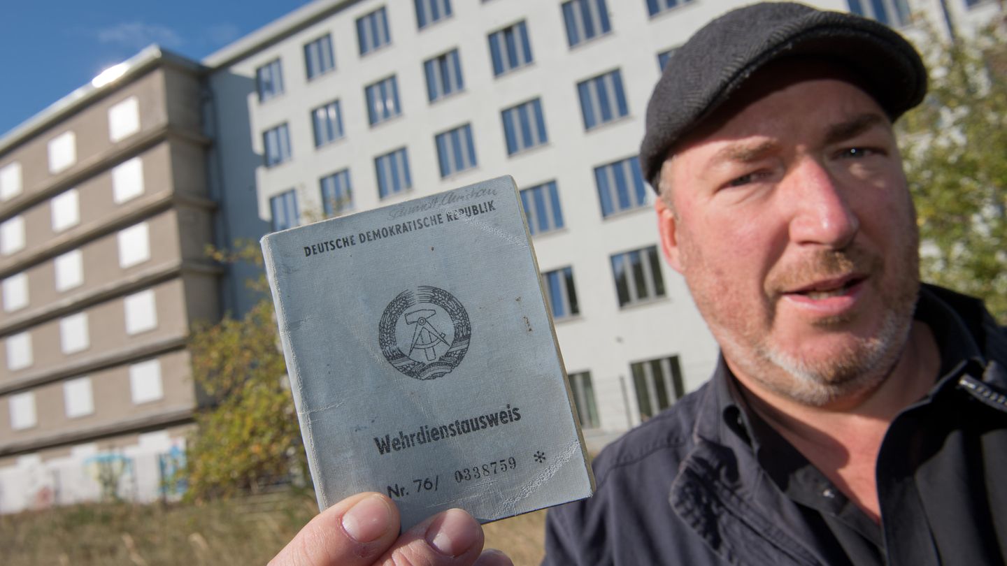 Christian Schmidt, ehemaliger DDR-Bausoldat, zeigt vor Block 5 in Prora seinen ehemaligen Wehrdienstausweis