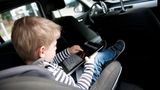 Kind nutzt Ipad im Auto