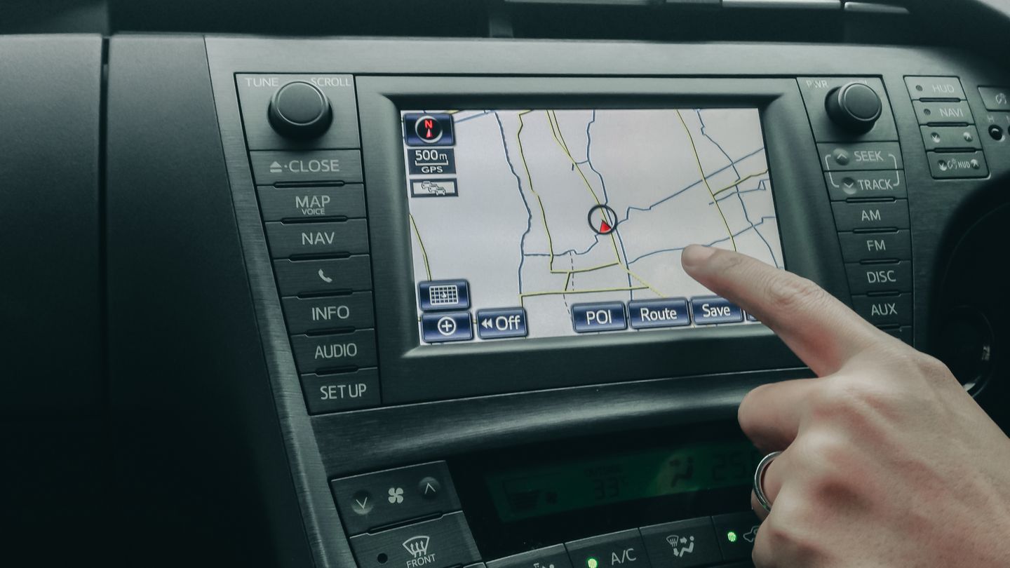 Navigation: Der Nachteil ist klar der Preis. Die Einbaukosten für fest verbaute Navis sind auch bei Neuwagen immer noch exorbitant. Bei Wagen jenseits der 50.000 Euro fällt das nicht so ins Gewicht, bei Kleinwagen ist es aber deutlich spürbar - und dürfte den meisten Kunden zu teuer sein. Der Nachteil ist klar der Preis. Die Einbaukosten für fest verbaute Navis sind auch bei Neuwagen immer noch exorbitant. Bei Wagen jenseits der 50.000 Euro fällt das nicht so ins Gewicht, bei Kleinwagen ist es aber deutlich spürbar - und dürfte den meisten Kunden zu teuer sein.