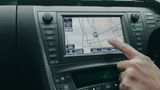 Der Nachteil ist klar der Preis. Die Einbaukosten für fest verbaute Navis sind auch bei Neuwagen immer noch exorbitant. Bei Wagen jenseits der 50.000 Euro fällt das nicht so ins Gewicht, bei Kleinwagen ist es aber deutlich spürbar - und dürfte den meisten Kunden zu teuer sein.