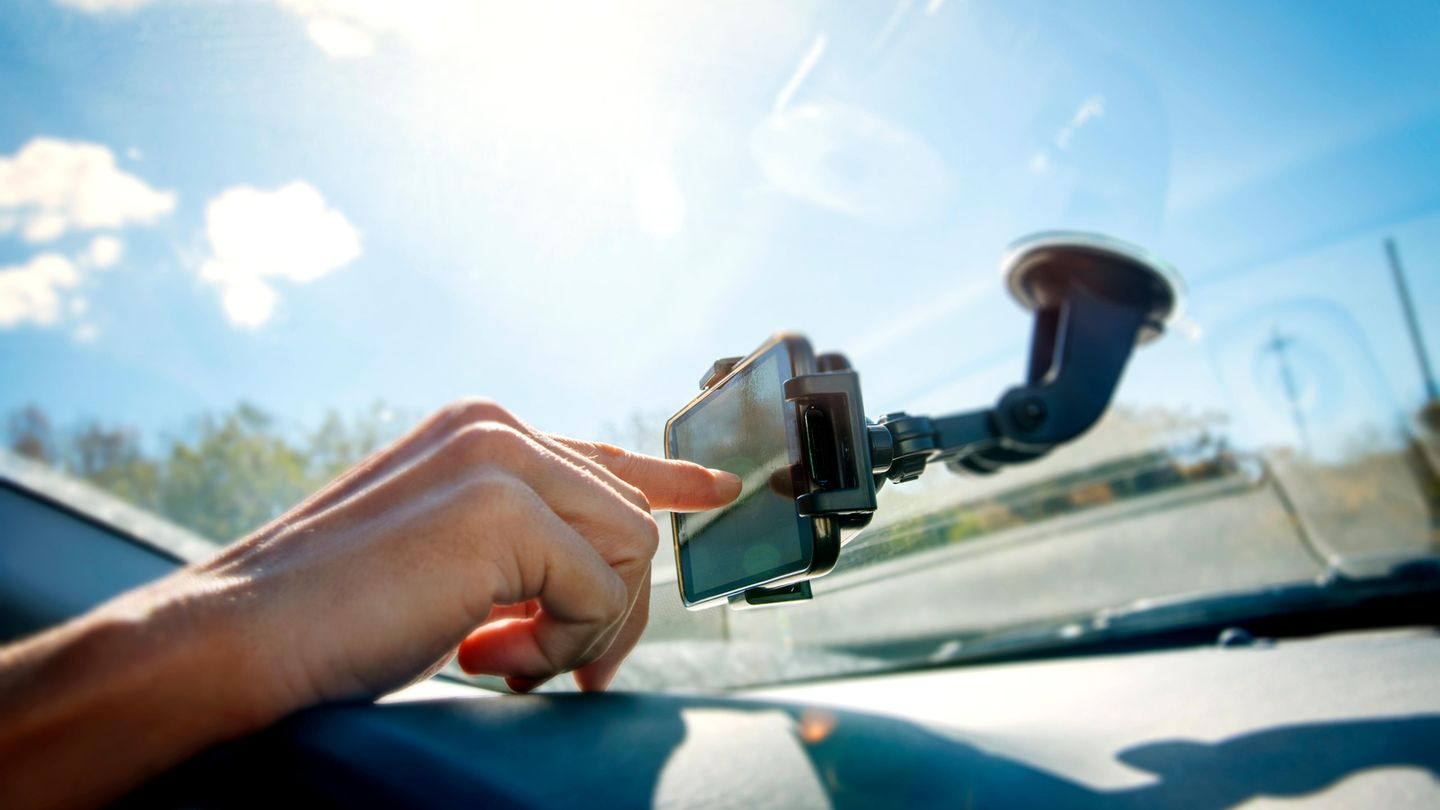 Doch es gibt auch klare Vorteile. Zum einen sind klassische Navigationsgeräte immer noch deutlich günstiger als festverbaute Lösungen, wenn sie natürlich preislich nicht mit kostenlosen Lösung mithalten können. Dafür funktionieren sie aber auch offline - und zwar häufig sogar mit Live-Updates. Diese laufen bei Navis oft über Funk oder DAB ein.  Anders als das Smartphone kann man das Navi einfach fest in der Docking-Station im Auto lassen. So kann es im Gegensatz zu kostenpflichtigen Navi-Apps auch von anderen Fahren genutzt werden. Kauft man sich einen anderen Wagen, zieht das Navi einfach mit um.