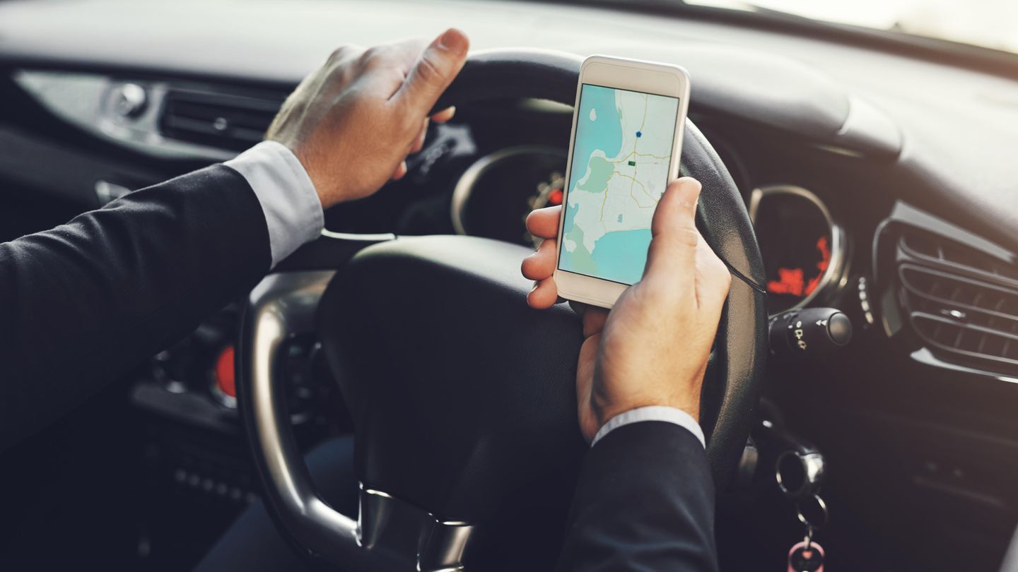 Immer dabei: Das Smartphone  Viele Nutzer greifen heute daher zum Navi, das immer dabei ist: dem Smartphone. Dank Google Maps oder Apples Karten-Dienst kann jeder kostenlos navigieren, inklusive Live-Updates.  Auch hier liegen die Vorteile auf der Hand: Das Gerät ist immer dabei, die Bedienung tausendfach erprobt - und die Nutzung grundsätzlich kostenlos. Über Siri oder Googles Assistant ist eine zuverlässige Sprachsteuerung möglich. Und: Auf modernen Smartphones werden sogar die Routen schneller berechnet.