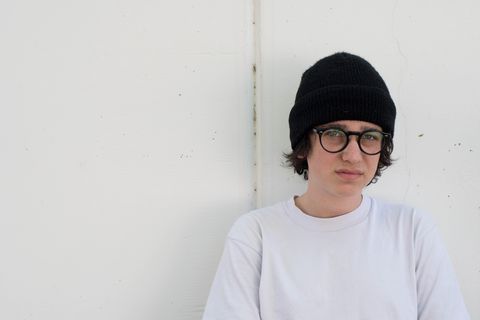 Eine Junge guckt unglücklich in die Kamera
