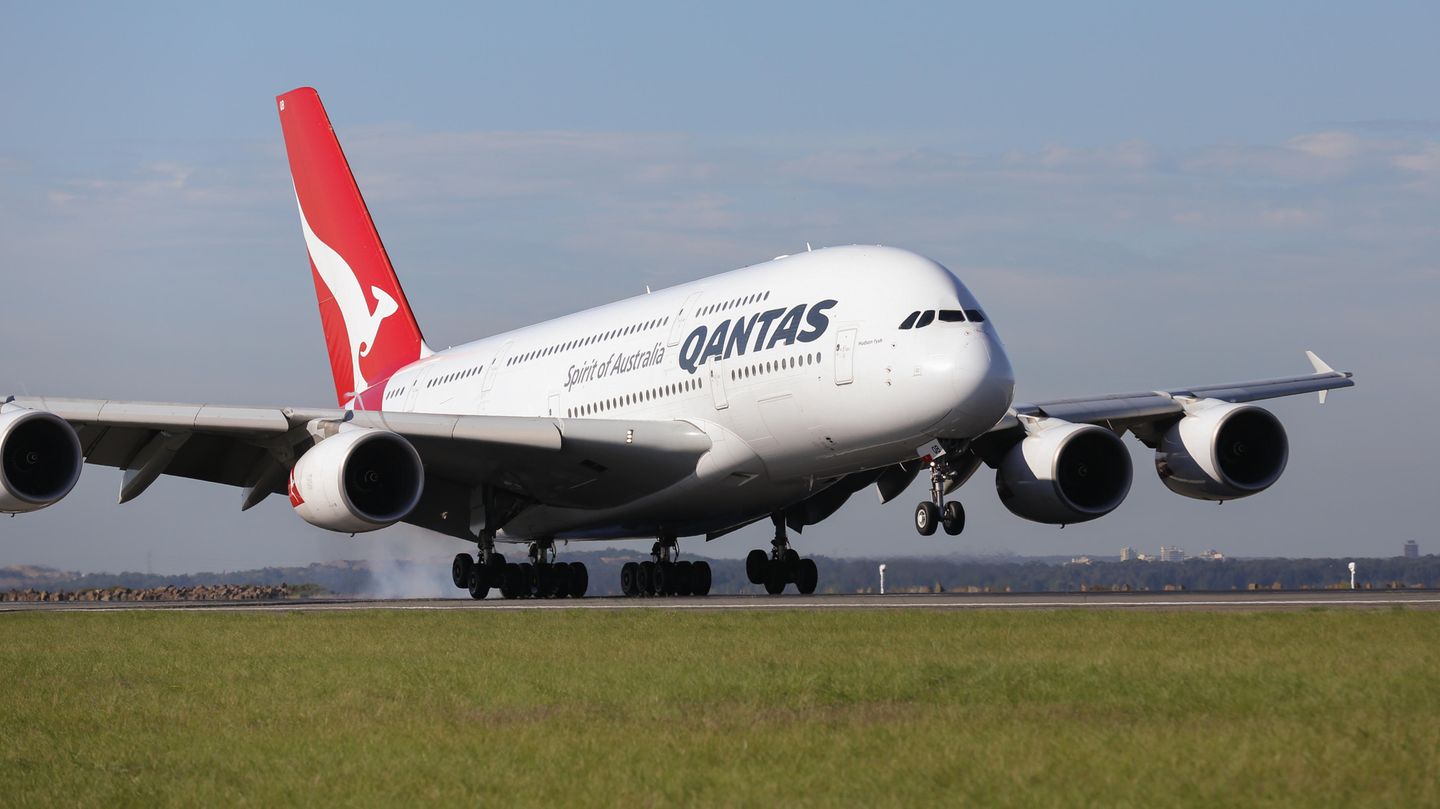 Ein Airbus A380 von Qantas bei der Landung. Zur Flotte der australischen Fluggesellschaft gehören zwölf Exemplare.