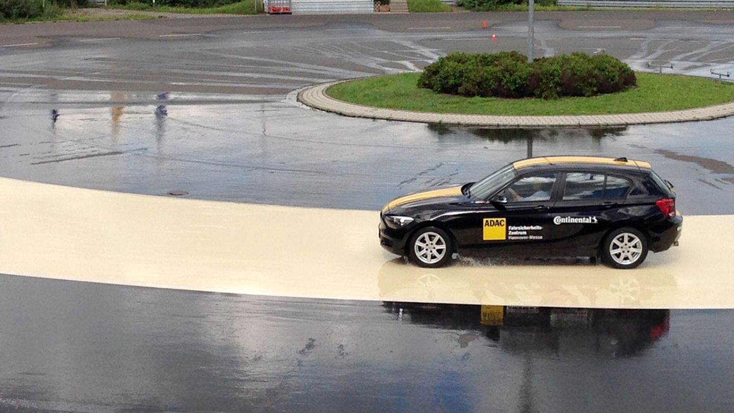 Im Kreis  bauen sich Scherkräfte auf.