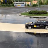 Im Kreis  bauen sich Scherkräfte auf.