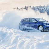 Auf Schnee nimmt die Haftung ab, der Fahrer spürt die Dynamik des Fahrzeugs viel stärker.