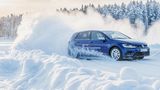 Auf Schnee nimmt die Haftung ab, der Fahrer spürt die Dynamik des Fahrzeugs viel stärker.