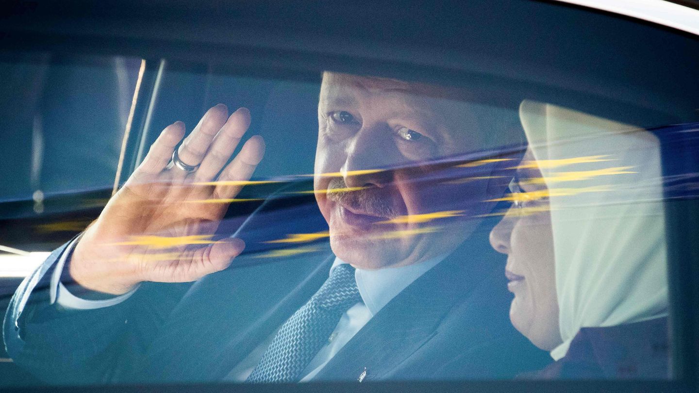 Der türkische Präsident Recep Tayyip Erdogan zusammen mit seiner Frau Emine nach seiner Ankunft in Berlin