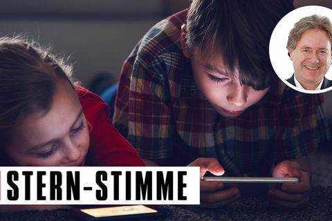 Kinder beim Handydaddeln