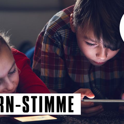 Kinder beim Handydaddeln