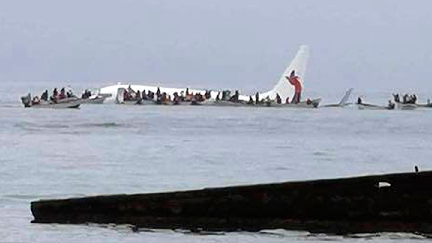 Mikronesien: Passagierflugzeug der Fluggesellschaft Air Niugini im Pazifik