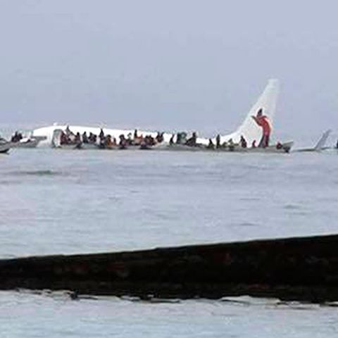 Mikronesien: Passagierflugzeug der Fluggesellschaft Air Niugini im Pazifik