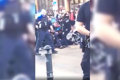 Polizeibeamte in Berlin bei der Festnahme