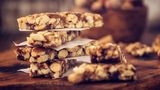 Ernährungsmythos 2: Nüsse machen dick  Jeder Deutsche isst im Schnitt 1,1 Kilogramm Nüsse im Jahr. Pro Tag entspricht das einer Menge von drei Gramm. Dabei können - und sollten - es viel mehr sein. Studien zeigen: Menschen, die täglich eine Handvoll Nüsse essen (rund 20 Gramm) haben ein geringeres Risiko, an Herz- und Lungenleiden oder Krebs zu sterben.  Zwar ist noch nicht abschließend geklärt, dass es tatsächlich die Nüsse sind, die sich so positiv auf die Gesundheit auswirken. Möglicherweise leben Nuss-Fans auch einfach gesünder und bewegen sich mehr. Doch für einen gewissen positiven Effekt der Nuss sprechen allein die Inhaltsstoffe: Sie liefert reichlich Eiweiß, ungesättigte Fettsäuren, Ballaststoffe, Vitamin E, B-Vitamine, Zink und Magnesium. 